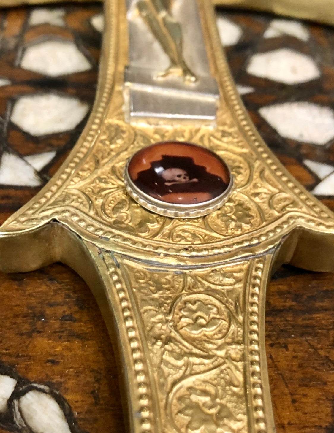 A 925 silver cross with the depiction of Jesus’s crucifixion.