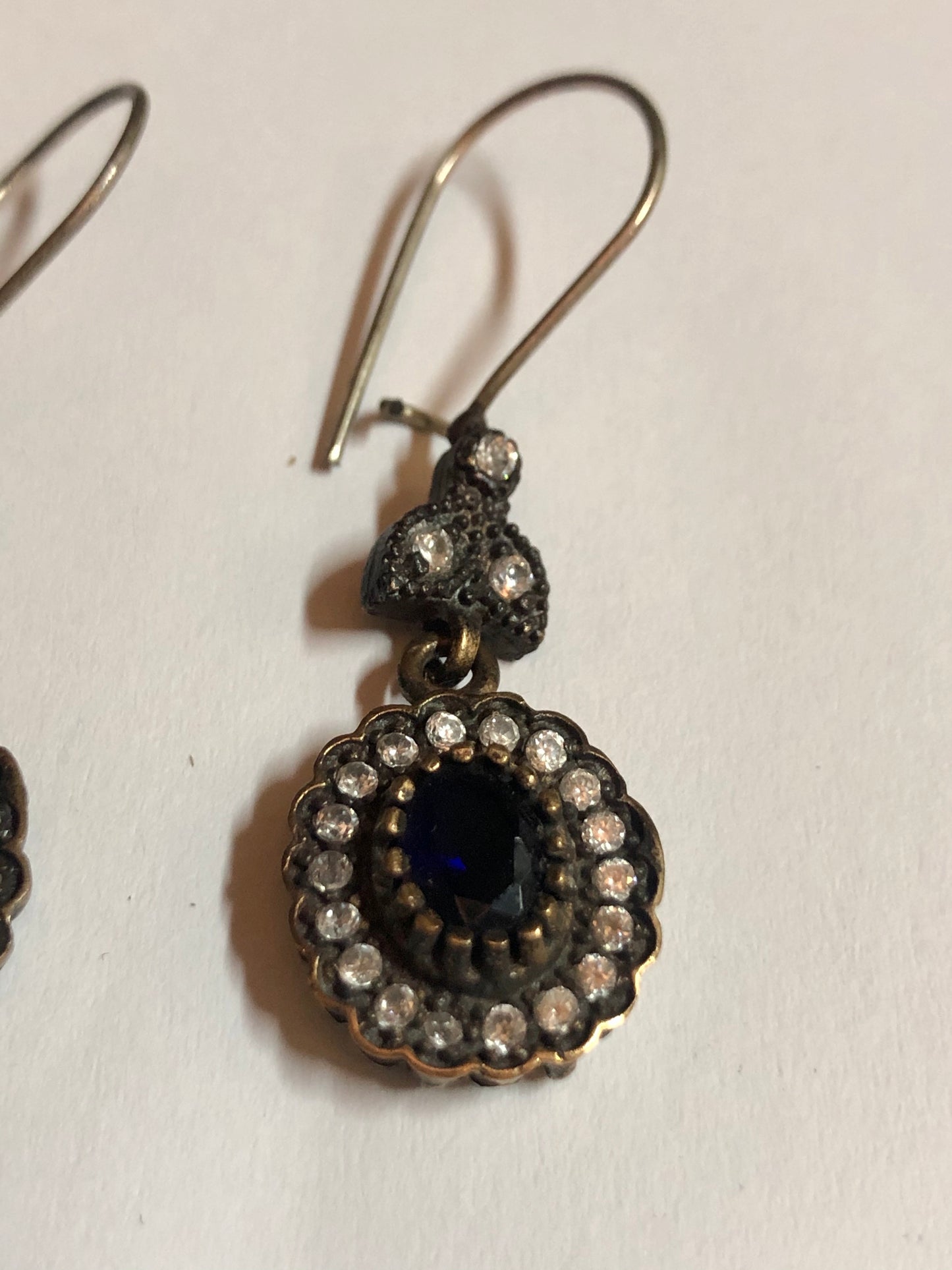 A 925 silver set of a pendant and earrings with Sapphire stones.