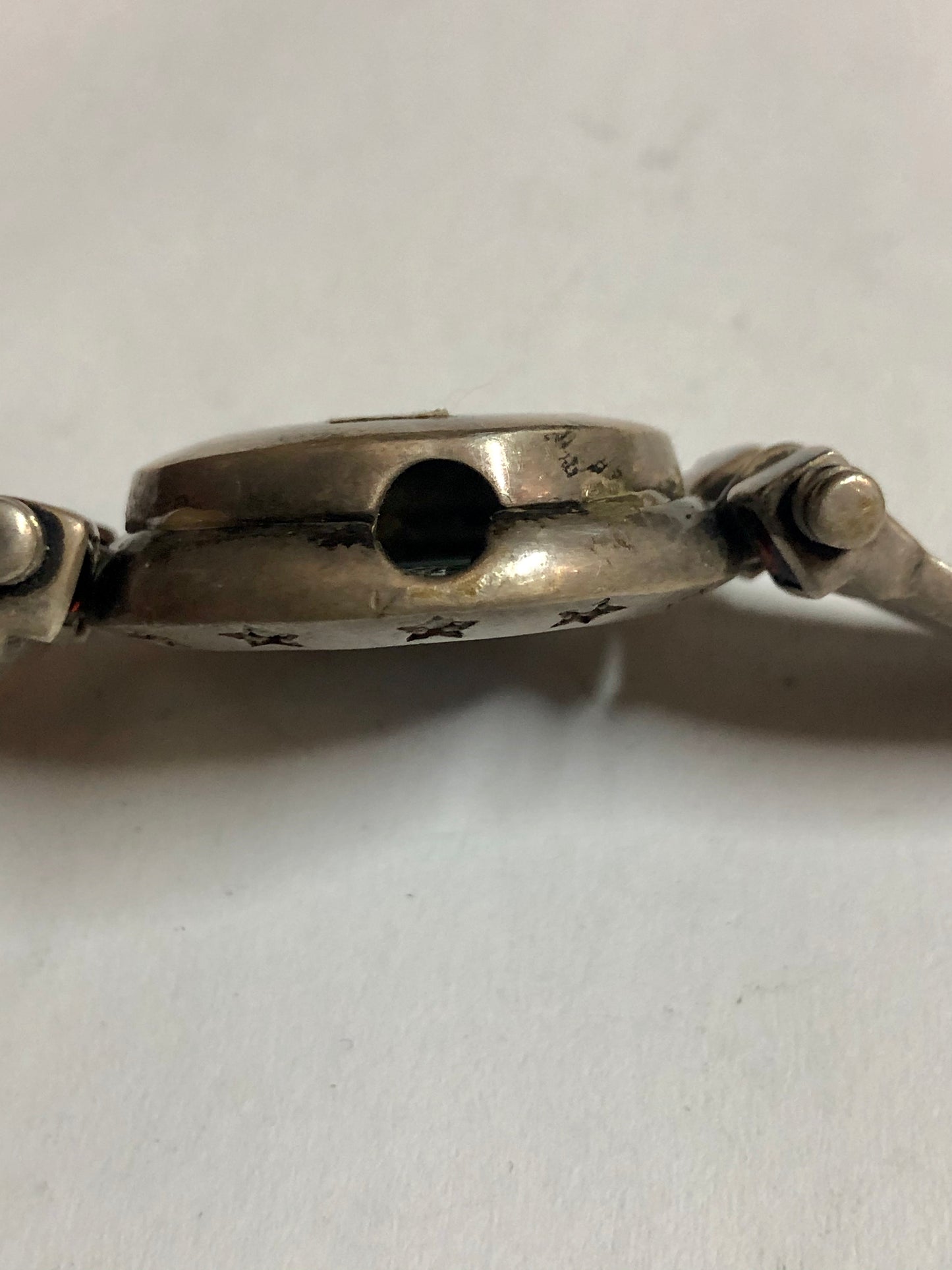 A 925 antique silver Bracelet with Mother-of-Pearl in the center, surrounded with diamonds.