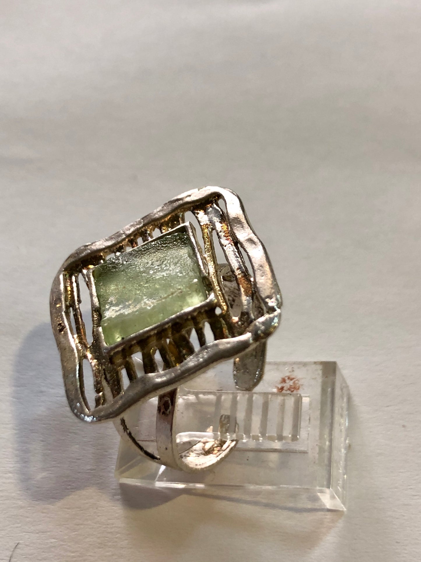 A Roman Glass placed on a Silver Ring 925.