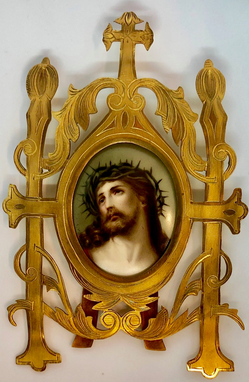 Christ echo homo with The Crown of thorn, hand-painted on porcelain. Late 19th and early 20th Century.