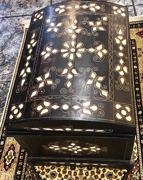 Mother-of-pearl, handmade Syrian Box. 19th Century.