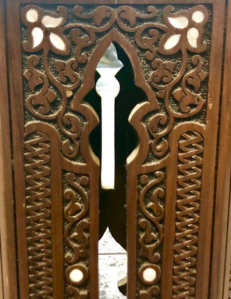 Mother-of-pearl handmade Syrian Table. 20th Century.