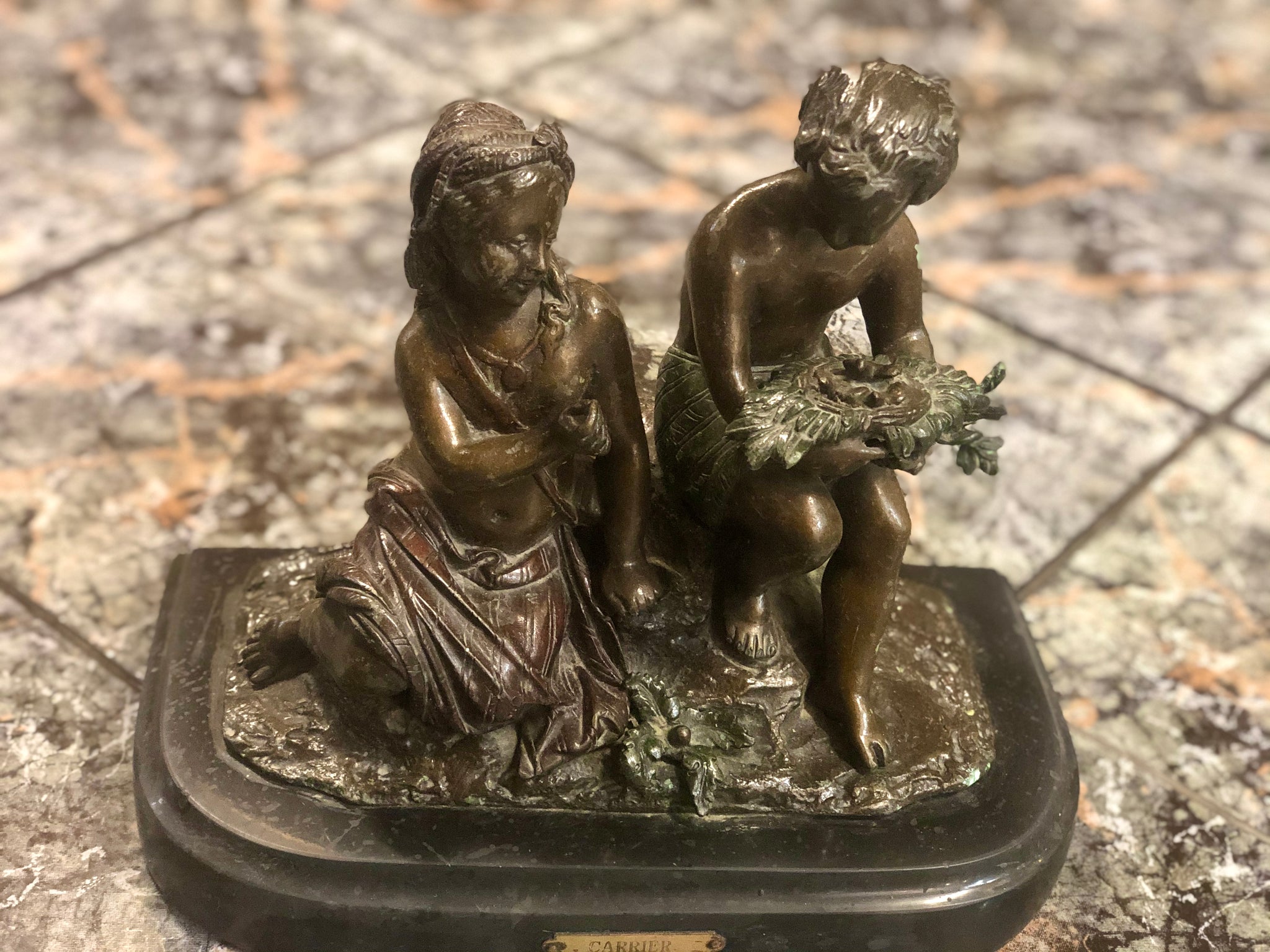 Two kids symbolizing Romeo and Juliet, Bronze Statue.