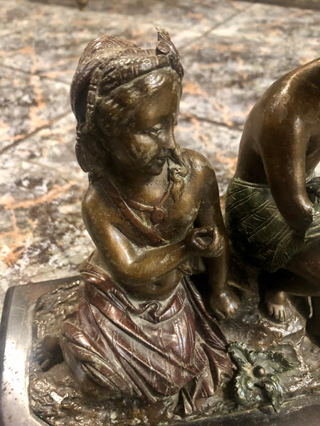 Two kids symbolizing Romeo and Juliet, Bronze Statue.
