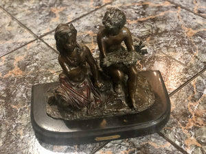 Two kids symbolizing Romeo and Juliet, Bronze Statue.