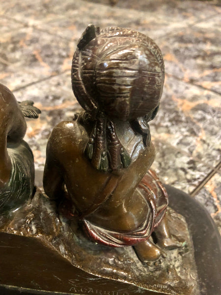 Two kids symbolizing Romeo and Juliet, Bronze Statue.