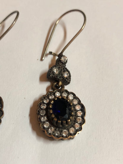 A 925 silver set of a pendant and earrings with Sapphire stones.