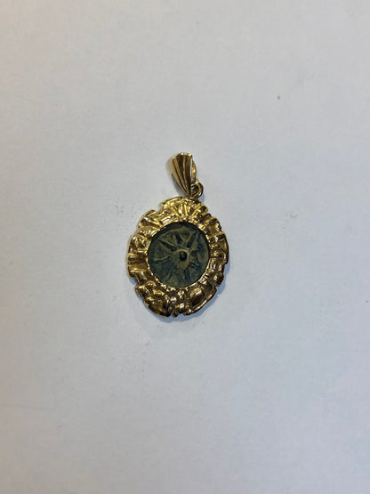 A golden Widow’s Mite pendant. 14K. 163 B.C.