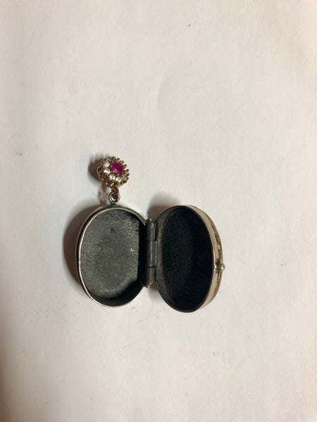 A 925 Silver Pendant with Sapphire stones, it does open and close as a box.