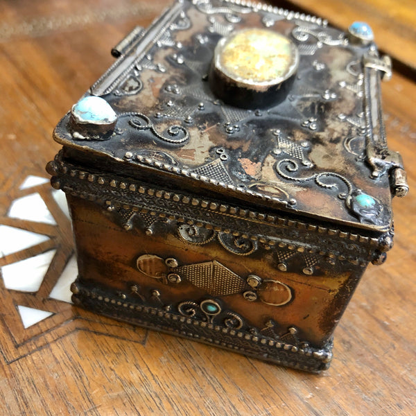 A Handmade Silver Box, made out of pure silver with a Diamond on the top.