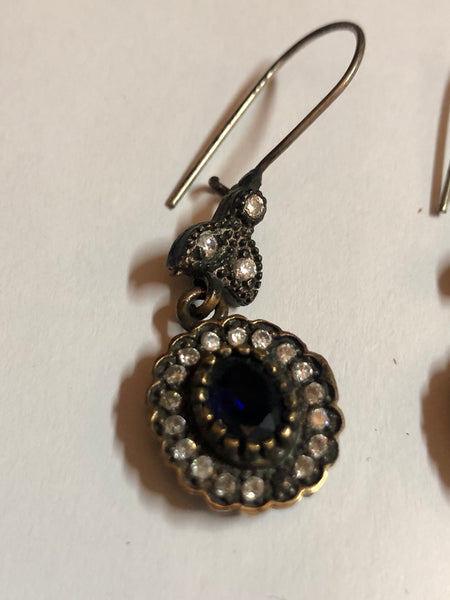 A 925 silver set of a pendant and earrings with Sapphire stones.