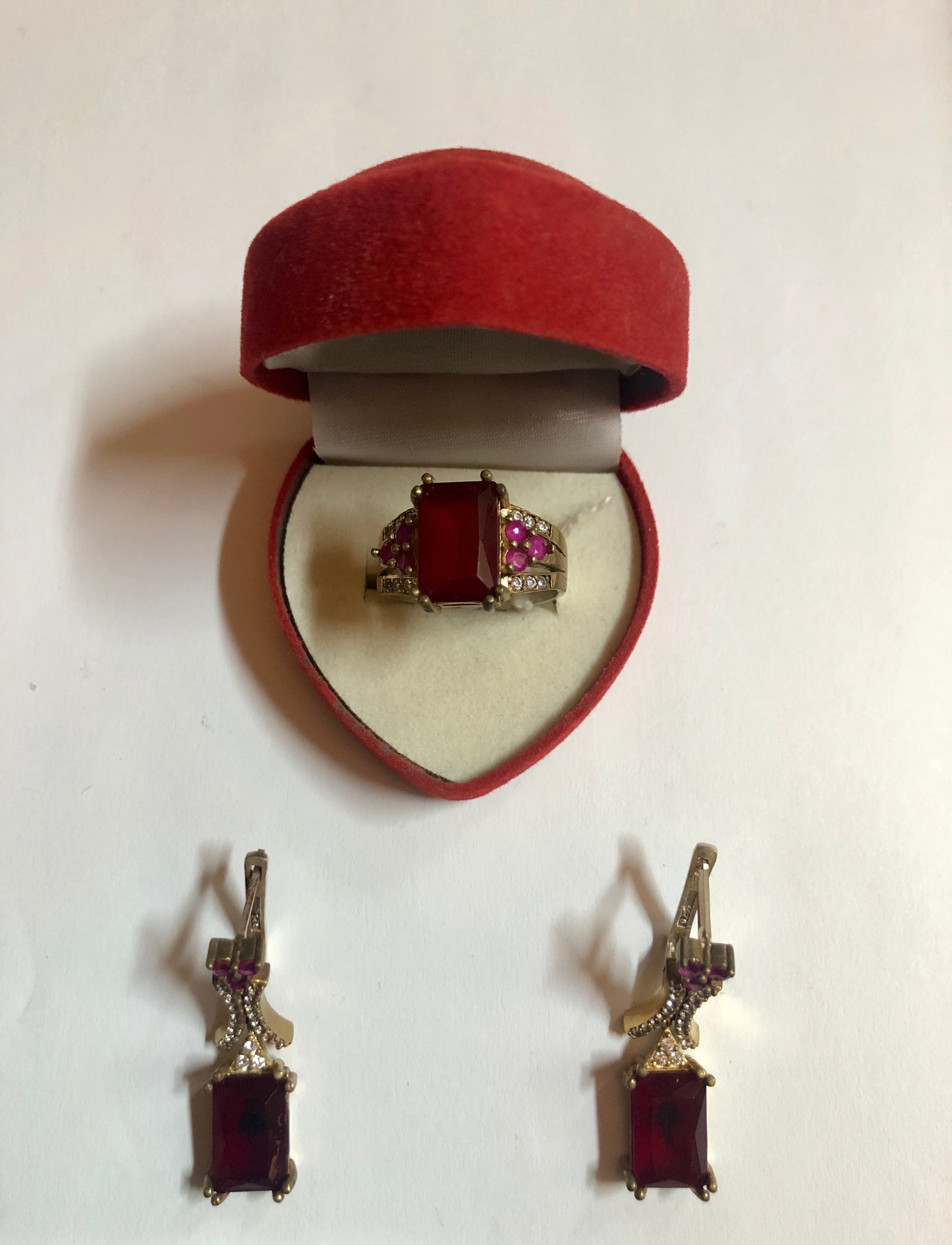 A 925 silver set of a ring and earrings with Sapphire stones.