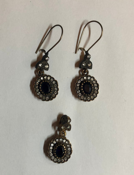 A 925 silver set of a pendant and earrings with Sapphire stones.